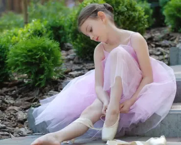 PinkPantheress Sizzles in Steamy Bikini Top & Mini Skirt Dance Video Drops