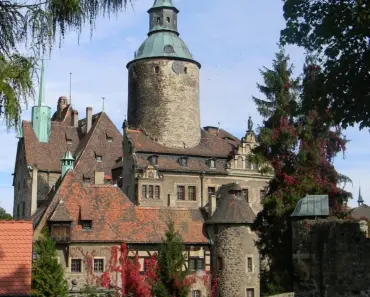 7 Ways Terrible Boyfriends of Famous Women Stop Non-Monogamy