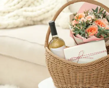 Make Your Guests Feel Special With This Easy DIY Welcome Basket Idea Make Your Guests Feel Special With This Easy DIY Welcome Basket Idea
