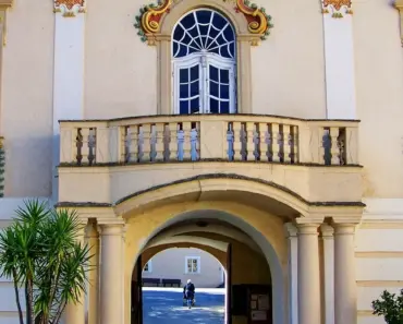 Insider Secrets Editors Use to Find the Most Expensive-Looking Zara Pieces