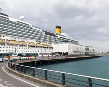 Selena’s 7 Essential Sandal Styles to Transition Your Jeans to Spring