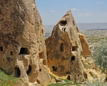 Margot Robbie Ditches Heels for the Coolest Chicest Burgundy Flats Trends of 2023