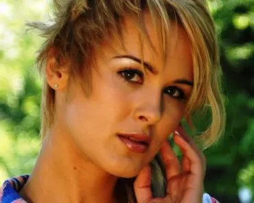 7 Best Short Haircuts to Flatter Round Faces