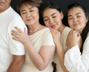 Why 9 Celebrities Can’t Get Enough of Demellier’s Iconic Shoulder Bag