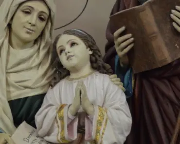 Anne Hathaway’s New Bag Trend Is Very Andy Sachs 2.0