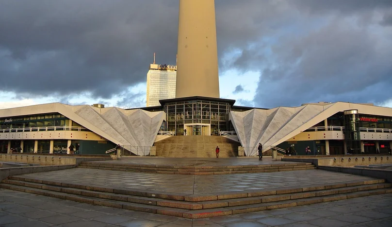 Alex Cooper and Alix Earle’s Feud Timeline, for Everyone Highly Confused Azuloz Highlight