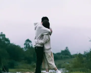 7 French Editor-Approved Logo Sweatshirts to Slip into in 2026