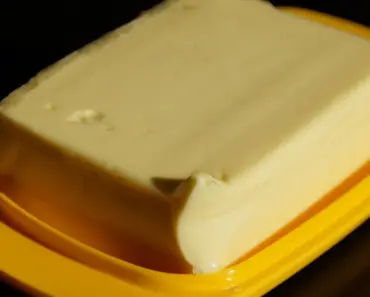 Ways to Pull Off Spring’s Hottest Butter Yellow Nail Trend