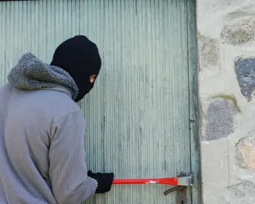 7 Landscaping Tips to Prevent Burglars & Keep Your Home Safe