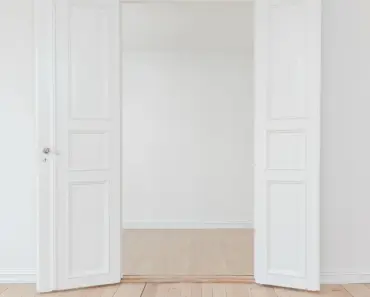 Step Inside: 5 Retro Neutrals in Heidi Gardner’s Room Step Inside: 5 Retro Neutrals in Heidi Gardner’s Room