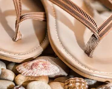 Irina Shayk Showed The Sandal Trend That Goes With Everything