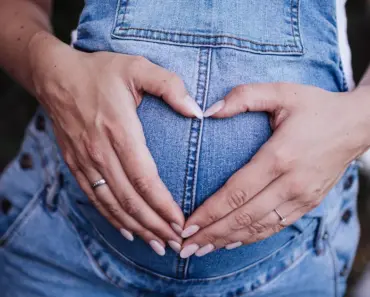 Cool Girl Guide to Pregnancy Style: 5 Wardrobe Essentials