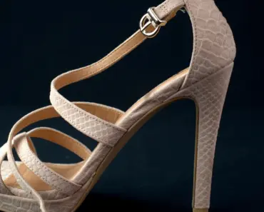 Kelly Rutherford’s Beige Heels Made Her Outfit Sing