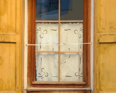5 Reasons to Leave Curtains Open or Closed When Away