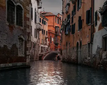 How Far is Venetian Hotel From the Airport