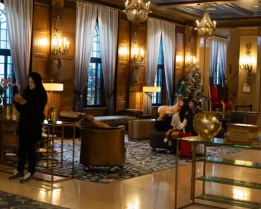 How Old is Hotel De Crillon