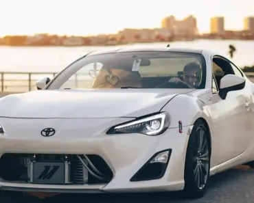 Do American Cars Have 2 Number Plates