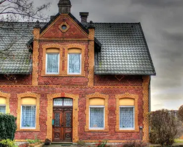 What is a Synonym for Fancy House
