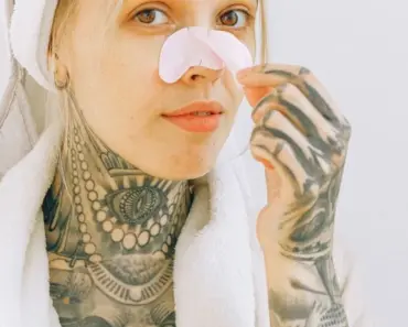 Does Putting Ice on Your Face Open Pores