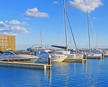 Is Yacht Club a Deluxe Hotel