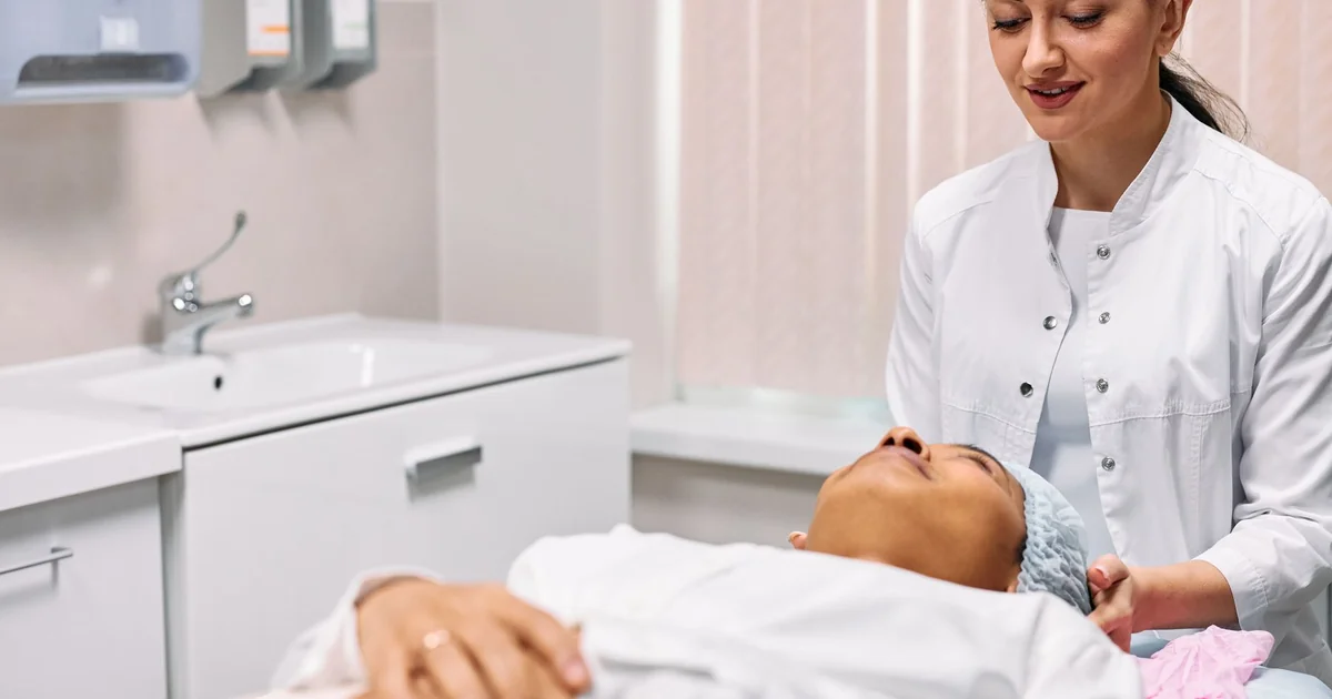 What is the Best Salicylic Acid Cleanser for Closed Comedones facial skin treatment clinic