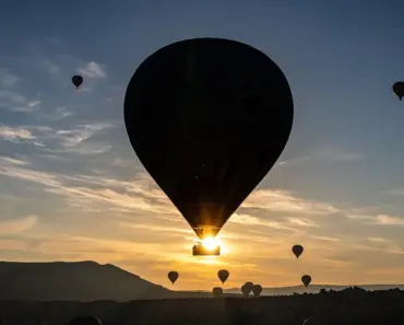 How to Connect Balloons to Arch