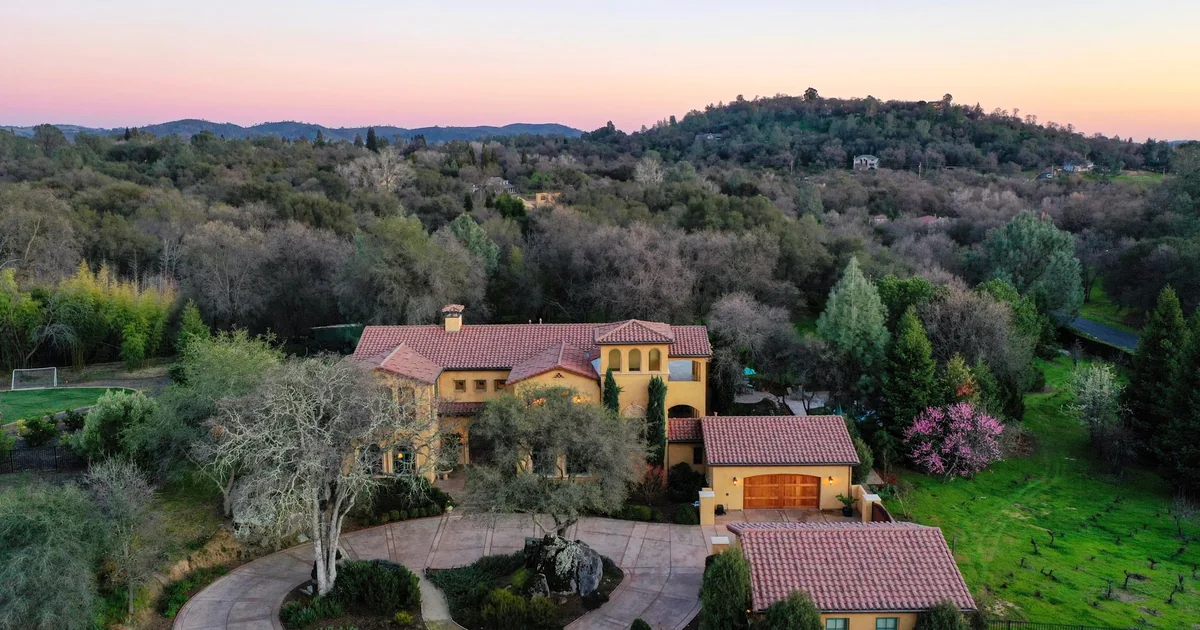 What Do Most Real Estate Agents Make a Year luxury real estate property