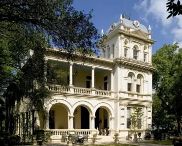 How Big is a Mansion in Usa