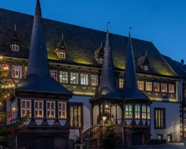 Christina Milian & Daughter Violet’s European Holiday Traditions Feel Straight Out Of A Christmas Movie