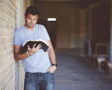 13 Scary Books You Shouldn’t Read Unless You Own A Nightlight