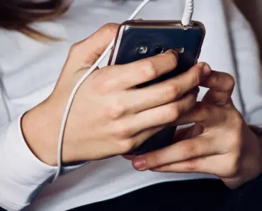 7 French Editor-Approved Logo Sweatshirts That Are Chic and Coveted in 2026