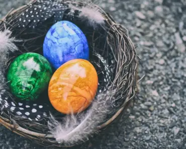 Decorating an Easter Table & Fuss-Free Centerpiece