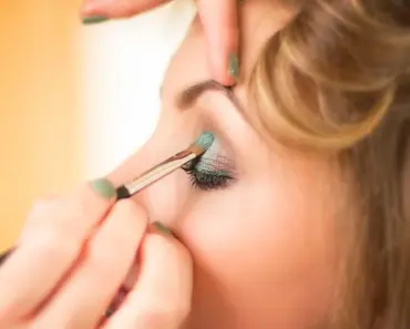 11 Expert-Approved Tricks to Stop Watery Eyes from Ruining Your Makeup