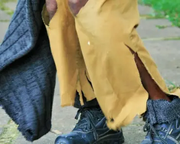 Anne Hathaway Wore the Dated Jeans Trend That’s Fully Back