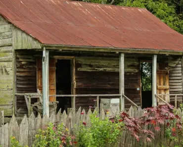 Build A Sturdy Garden Fence In A Weekend With This DIY Solution