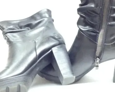 Kate Moss Just Wore the 13 Least-Practical Shoes to the Airport