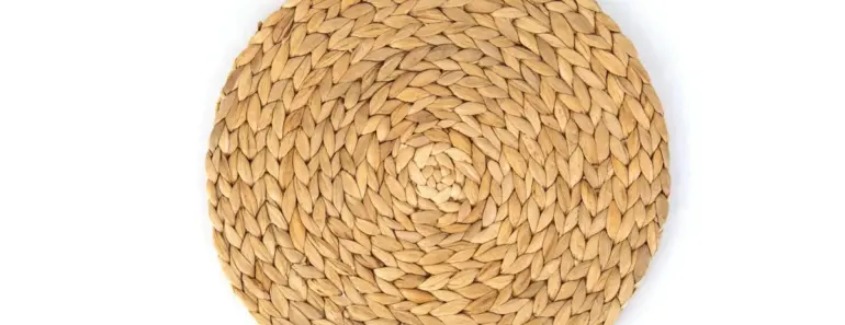DIY A Stunning Table Centerpiece In Minutes Using A Woven Placemat