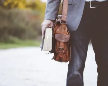 Anne Hathaway’s New Bag Trend Is Very Andy Sachs 2.0